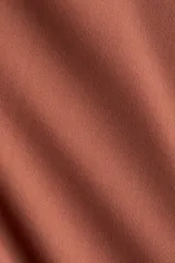 Body de manga corta color terracota, con escote redondo y corte alto en la entrepierna.