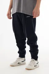 Pantalón de jogging azul marino de algodón grueso con interior cálido, corte amplio, tiro medio, cintura elástica con cordón, cierres en los tobillos y logo "vernal" bordado en la pierna izquierda.