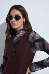 Chaleco sastrero color bordó con escote en V y cierre frontal con botones. Presenta un diseño entallado y estructura clásica.