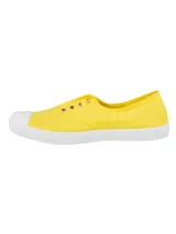 Zapatillas de lona modelo Greece de RKF, color amarillo con suela y puntera de goma blanca. Confeccionadas en algodón orgánico con ojalillos metálicos laterales y pequeña etiqueta decorativa.