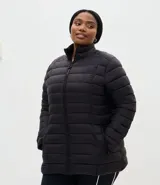 Campera puffer de corte alargado y relajado, confeccionada en microfibra de poliamida ultraligera. Presenta cuello alto, cierre frontal con cremallera, mangas largas y bolsillos laterales funcionales. Es una prenda resistente al agua, respirable y diseñada con un acabado mate.