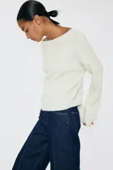 Buzo de punto acanalado con escote bote, diseño oversized y hombros caídos. Presenta puños y bajo con terminación acanalada.