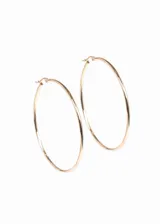 Set de aros tipo argolla dorados de acero quirúrgico hipoalergénico. El set incluye tres pares de aros de diferentes tamaños.