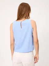 Musculosa de lino color verde claro, con cuello redondo y diseño holgado.