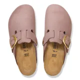 Zueco tipo mule de la línea Boston de Birkenstock, en color lila con acabado mate. Presenta una hebilla grande de metal dorado y una plantilla de corcho natural con suela de goma negra.