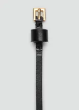 Cinturón fino de cuero bovino con cierre de hebilla metálica de zinc.