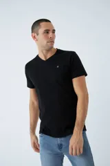 Remera básica de algodón color negro, con escote en V, manga corta y logo bordado en el pecho.