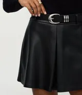 Short de tiro medio confeccionado en poliuretano con acabado que imita el cuero, de corte recto y diseño minimalista. Incluye un cinturón ajustable con hebilla metálica.