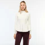 Sweater de tejido de punto color blanco, con cuello simulado (mock neck) y manga larga. Presenta un corte ajustado en el torso que se ensancha en un ruedo tipo peplum o volante a la altura de la cadera.