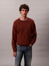 Sweater Calvin Klein de corte relajado, color marrón, con cuello redondo, puños y bajo acanalados, y pequeño monograma CK bordado en el pecho.
