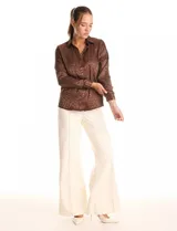 Camisa de satén labrado color marrón con estampado animal print tonal. Presenta cuello con solapa, manga larga y cierre frontal con botones.