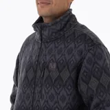 Campera polar con cierre frontal completo, confeccionada en tejido exterior tipo punto con estampado geométrico en tonos oscuros. Cuenta con cuello alto, bolsillos laterales y un bolsillo vertical en el pecho con cierre, además de un parche con el logo de la marca.