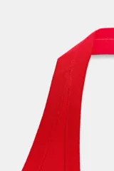 Top color crema de tejido de punto con cuello halter y escote redondo.