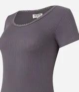 Pijama largo con blusa gris acanalada de cuello redondo y pantalón largo con estampado de cuadros y cintura elástica.