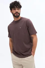 Remera básica de hombre con cuello redondo y mangas cortas, confeccionada en algodón. Presenta un pequeño logo bordado en el pecho.
