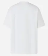 Remera de algodón color blanco con estampado de figuras femeninas de colores. Tiene cuello redondo y mangas cortas.