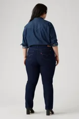 Pantalón de jean azul oscuro, de corte recto, tiro medio y calce modelador.