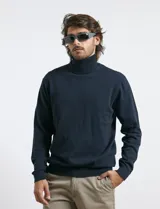 Polera de tejido de punto fino en color verde oliva, con cuello alto acanalado y mangas largas.