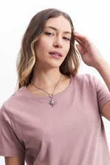 Remera blanca de algodón con cuello redondo y calce regular.