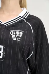 Camiseta de fútbol negra con rayas verticales finas blancas, cuello redondo con ribete blanco y número 28 estampado en el frente.