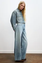 Jeans de mujer tiro alto, color celeste claro lavado, con cinco bolsillos y pierna extra ancha y larga.