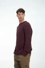 Sweater color gris claro de punto trenzado, con cuello redondo y mangas largas.