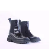 Botas de cuero negro con caña corta, elástico lateral, suela track y detalle de textura croco en el empeine.