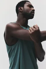 Musculosa deportiva H&M Move de corte estándar, color verde oscuro, con tecnología DryMove para absorción del sudor, cuello redondo y sisas amplias.