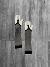 Par de guantes largos de red negra con ribete elástico en el borde superior e inferior.