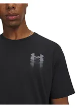Remera de manga corta Under Armour, color negro, con cuello redondo acanalado y logo de la marca estampado en el pecho con efecto difuminado.