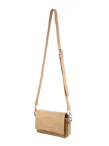 Bandolera Terrano rectangular de color dorado, con tapa frontal amplia, correa larga regulable con hebilla y detalles metálicos plateados.