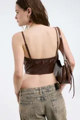 Bustier color burdeos con cierre frontal y breteles finos regulables.