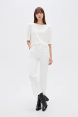 Remera de viscosa color blanco, con mangas 3/4, cuello redondo amplio y diseño holgado.