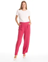 Pantalón palazzo de crepe, corte wide leg, con tiro alto, pinzas frontales y bolsillos funcionales. Presenta pretina lisa en la parte delantera y elástica en la parte posterior.