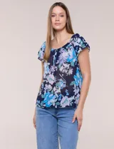 Blusa de gasa semitransparente color azul marino con estampado floral en tonos celestes y lilas, cuello redondo elastizado con lazo central y mangas cortas con doble volado.