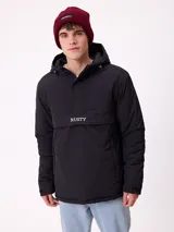 Gorro tipo beanie de punto acanalado en color beige, con parche rectangular negro con el logo de la marca en el frente.