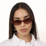 Lentes de sol con armazón ovalado de estilo retro, color negro y cristales oscuros polarizados con protección UV400.