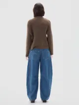 Polera de tejido de punto acanalado, con cuello subido y manga larga. Presenta un diseño al cuerpo con un pequeño bordado a tono en el frente.