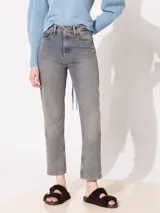 Jeans recto de tiro alto, estilo mom fit, con lavado gastado en tono gris azulado.