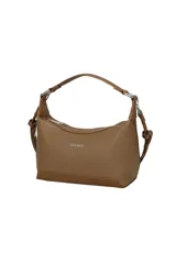 Cartera tipo morral y bandolera de cuero sintético en color camel, con cierre superior, asa corta de mano y detalles metálicos plateados.