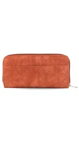Billetera larga de diseño combinado en tonos terracota y beige, confeccionada en material sintético con textura tipo gamuza y lisa. Cuenta con cierre perimetral, solapa frontal con broche a presión y visor para documentos, además de múltiples compartimentos internos para tarjetas, billetes y monedero con cierre.