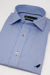 Camisa de vestir Club House de corte clásico, color celeste con sutiles rayas verticales oscuras, cuello italiano corto y bordado de un pájaro en el frente.