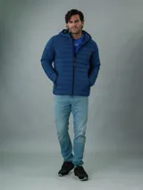 Campera acolchada con capucha, de diseño ligero y funcional, con cierre frontal y bolsillos laterales con cremallera.