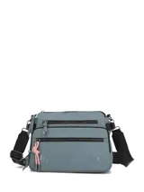 Morral bandolera Hush Puppies de color celeste, con múltiples compartimentos con cierre, correa ajustable negra y detalle de cordón rosado en el tirador.