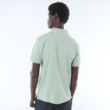 Remera polo de piqué color verde menta, con cuello y puños acanalados en tono contrastante, cierre frontal con botones y bordado sutil en el pecho.