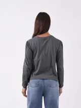 Blusa de manga larga color gris oscuro con cuello redondo y estampa frontal con la frase 'LIBRE COMME L'AIR' en color beige.