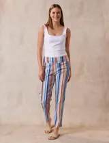 Pantalón de gabardina elastizada con estampado floral multicolor, pretina ancha elastizada y corte recto.