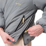 Buzo tipo anorak de la marca Rusty, color gris verdoso, con medio cierre frontal y bolsillos laterales. Presenta logo bordado en amarillo en el pecho, puños elásticos y ajuste en la parte inferior.