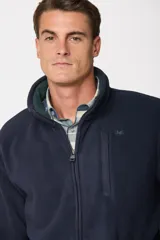 Campera polar térmica de corte recto y cuello alto, con cierre frontal completo en contraste. Presenta bolsillos laterales con cierre y un bolsillo vertical en el pecho, todos con detalles en color azul marino.