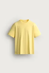 Remera regular fit de algodón color amarillo claro, con cuello redondo y manga corta.
